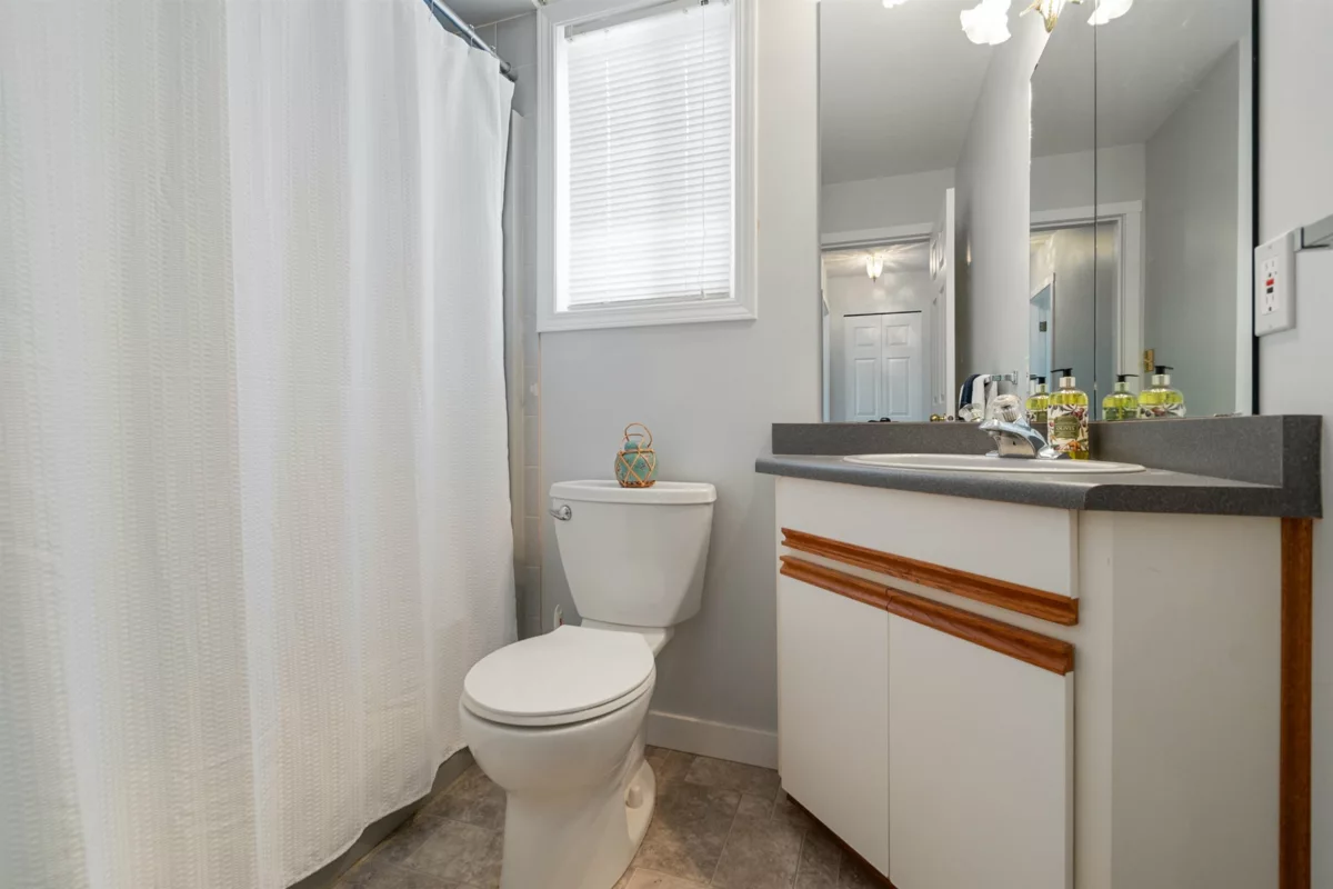 Entry Foyer Photo of 63740 Rosewood Avenue, Hope, BC