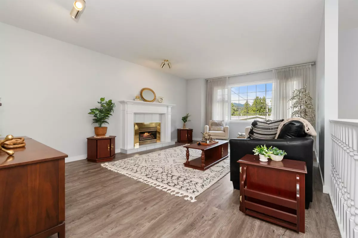 Kitchen Island Photo of 63740 Rosewood Avenue, Hope, BC