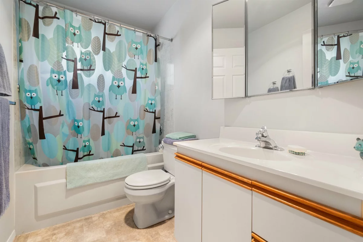 Mudroom Photo of 63740 Rosewood Avenue, Hope, BC