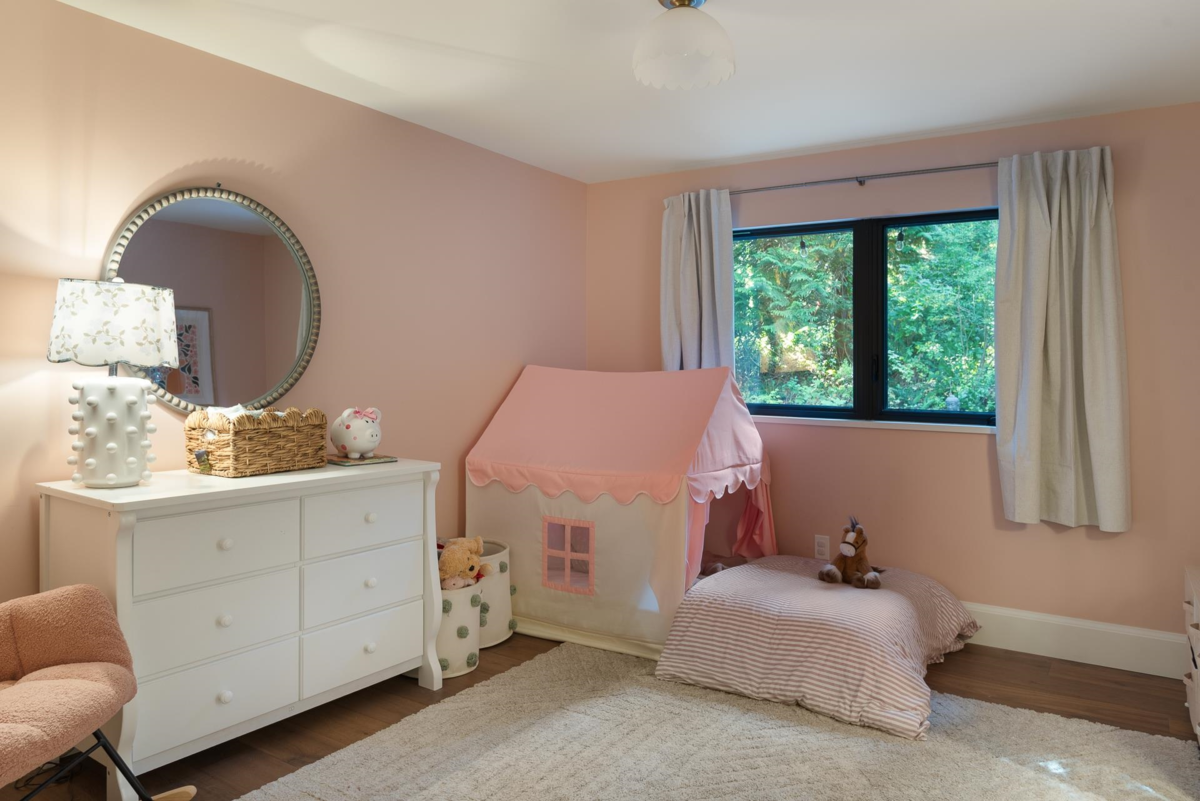 Garden / Landscaping Photo of 5075 Howe Sound Lane, West Vancouver, BC