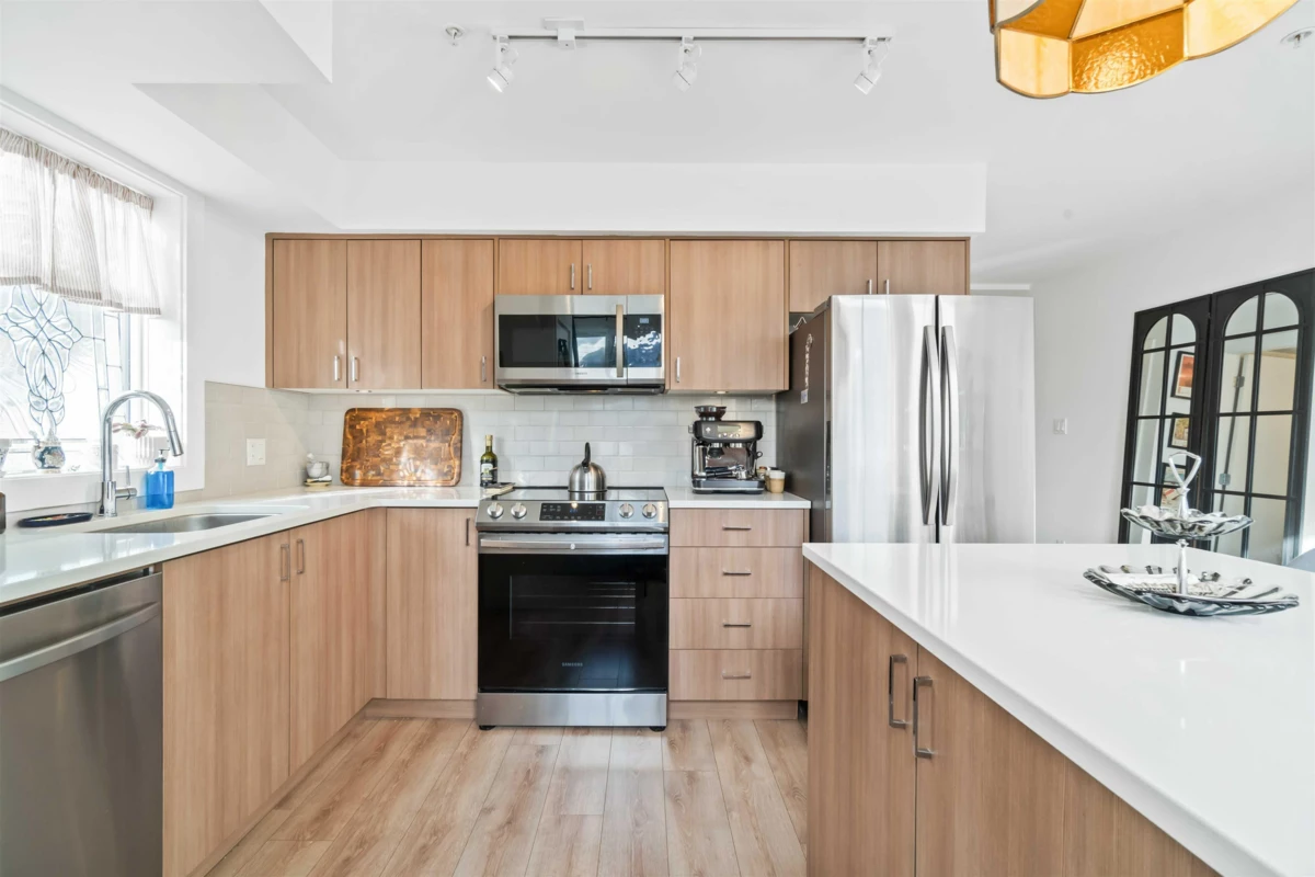 Kitchen Island Photo of 201 39771 Government Road, Squamish, BC