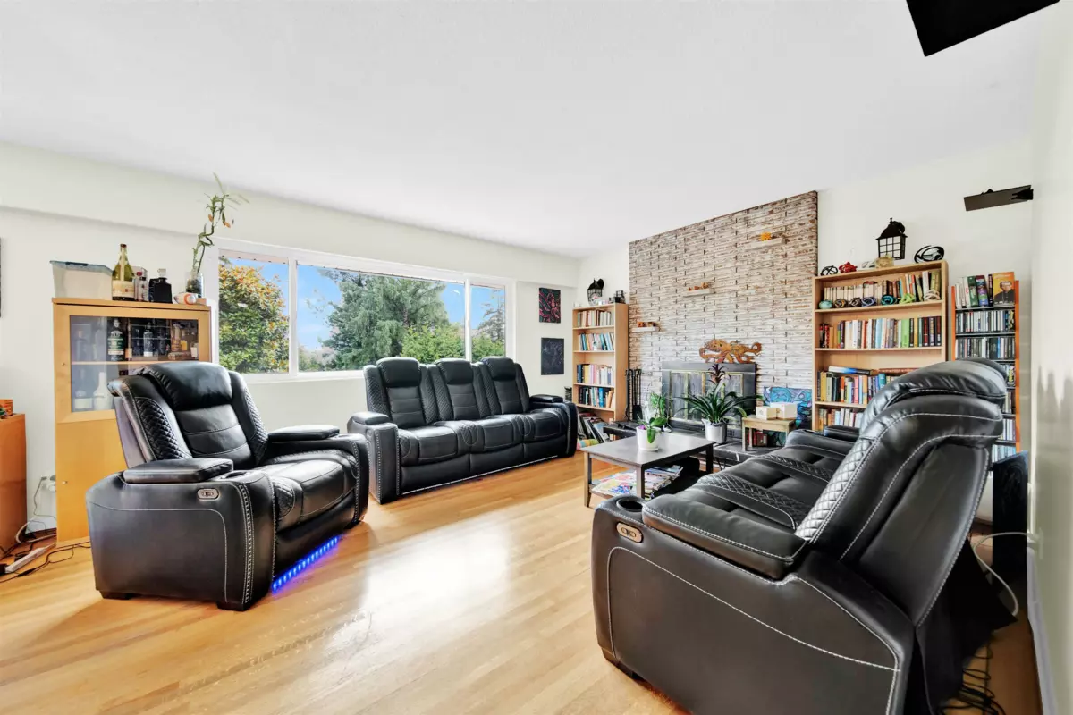 Dining Area Photo of 320 Seaforth Crescent, Coquitlam, BC
