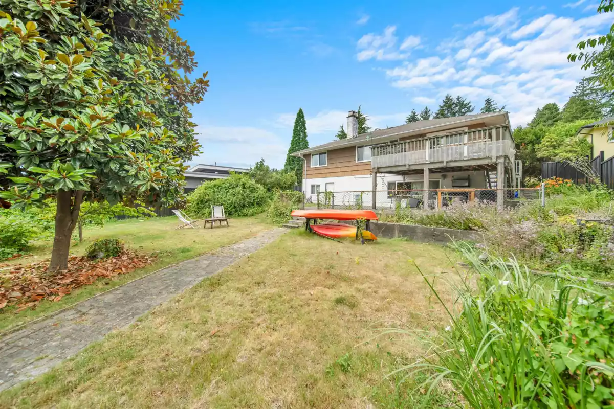 Garden / Landscaping Photo of 320 Seaforth Crescent, Coquitlam, BC