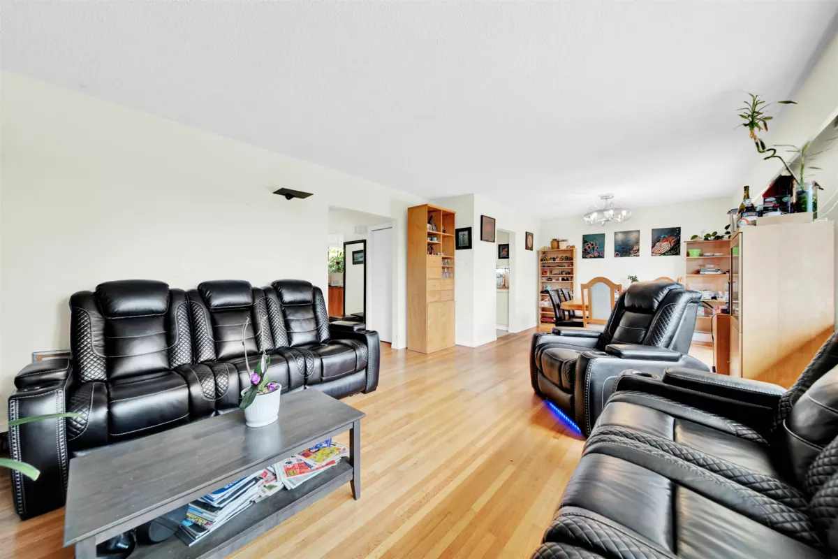 Kitchen Island Photo of 320 Seaforth Crescent, Coquitlam, BC
