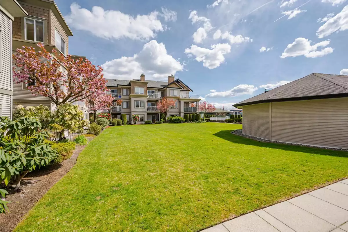 Entry Foyer Photo of 415 6359 198 Street, Langley, BC