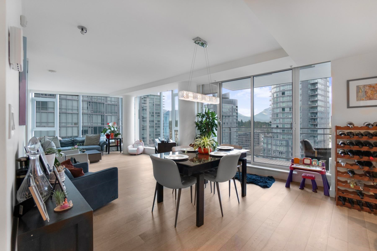 Kitchen Island Photo of 1201 1499 W Pender Street, Vancouver, BC