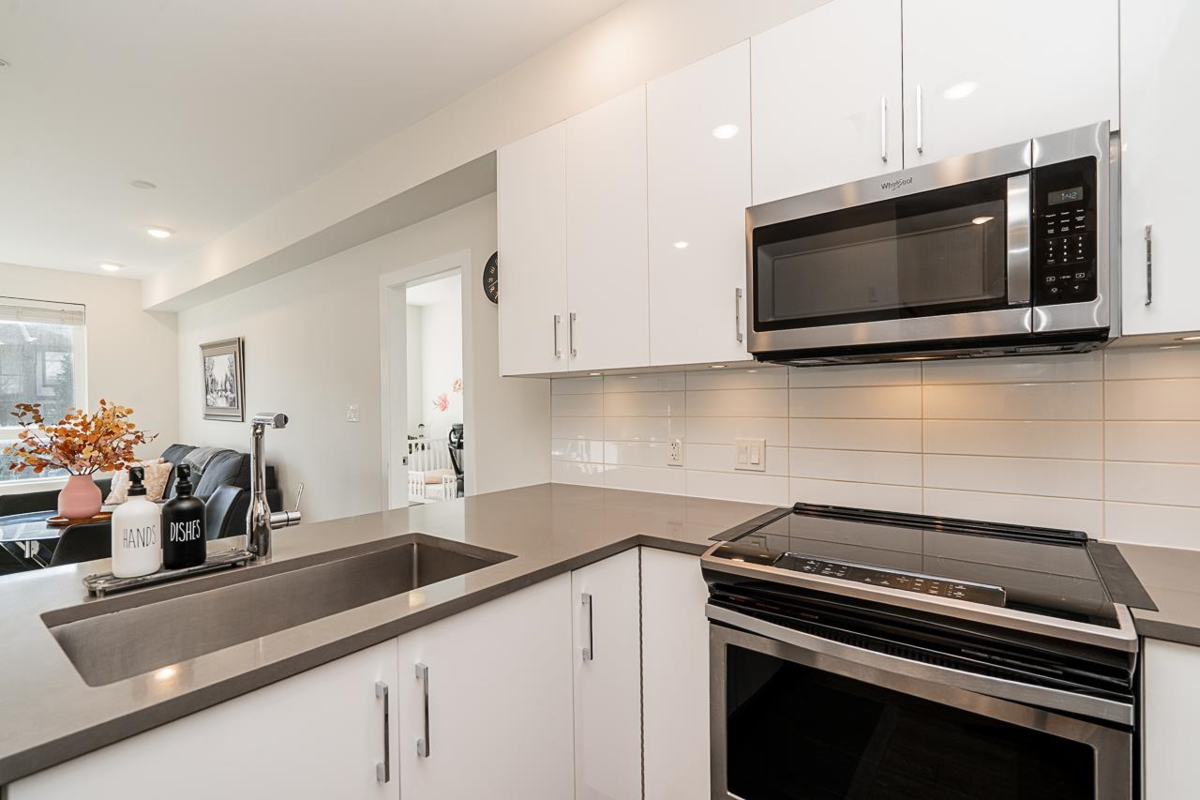 Breakfast Nook Photo of 316 15351 101 Avenue, Surrey, BC