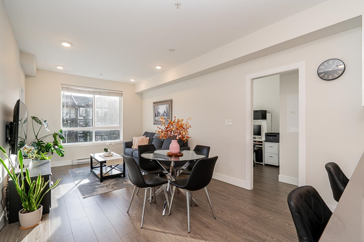 Walk-In Closet Photo of 316 15351 101 Avenue, Surrey, BC