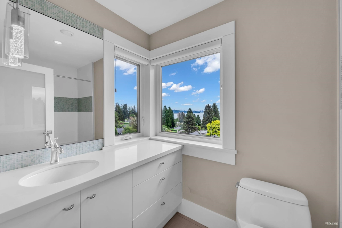 Backyard Photo of 2548 Mathers Avenue, West Vancouver, BC