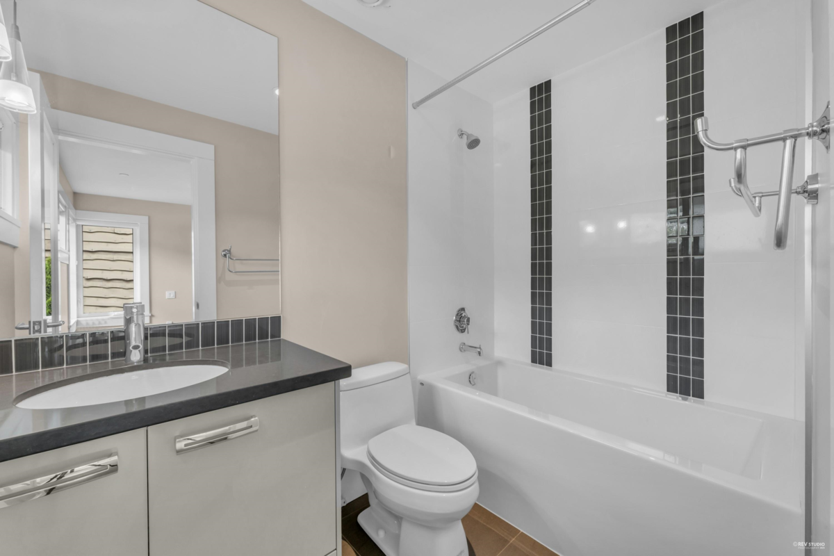 Garden / Landscaping Photo of 2548 Mathers Avenue, West Vancouver, BC