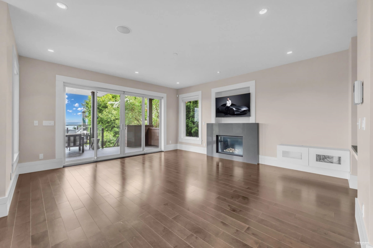 Powder Room Photo of 2548 Mathers Avenue, West Vancouver, BC