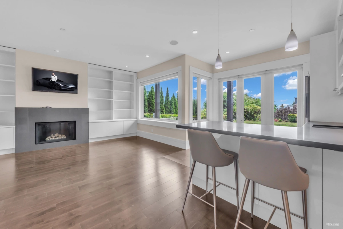 Swimming Pool Photo of 2548 Mathers Avenue, West Vancouver, BC