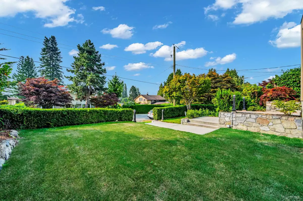 Garden / Landscaping Photo of 2175 Kings Avenue, West Vancouver, BC