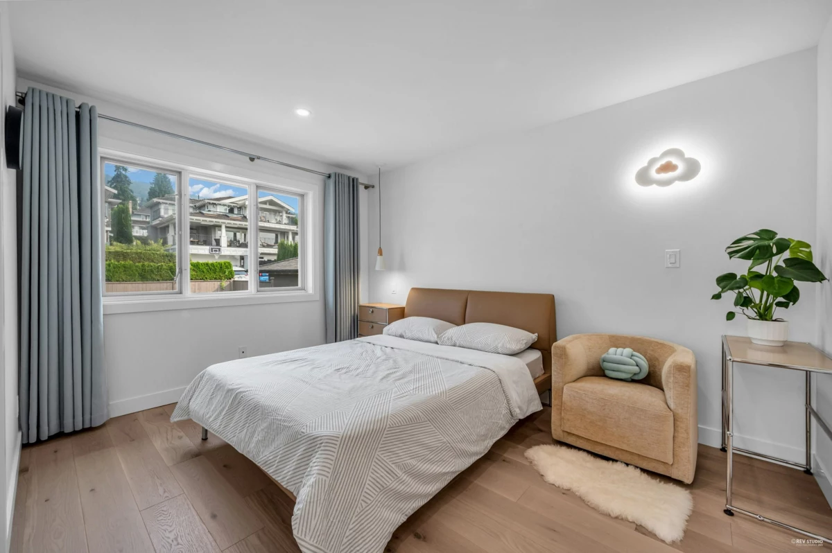 Hallway Photo of 2175 Kings Avenue, West Vancouver, BC