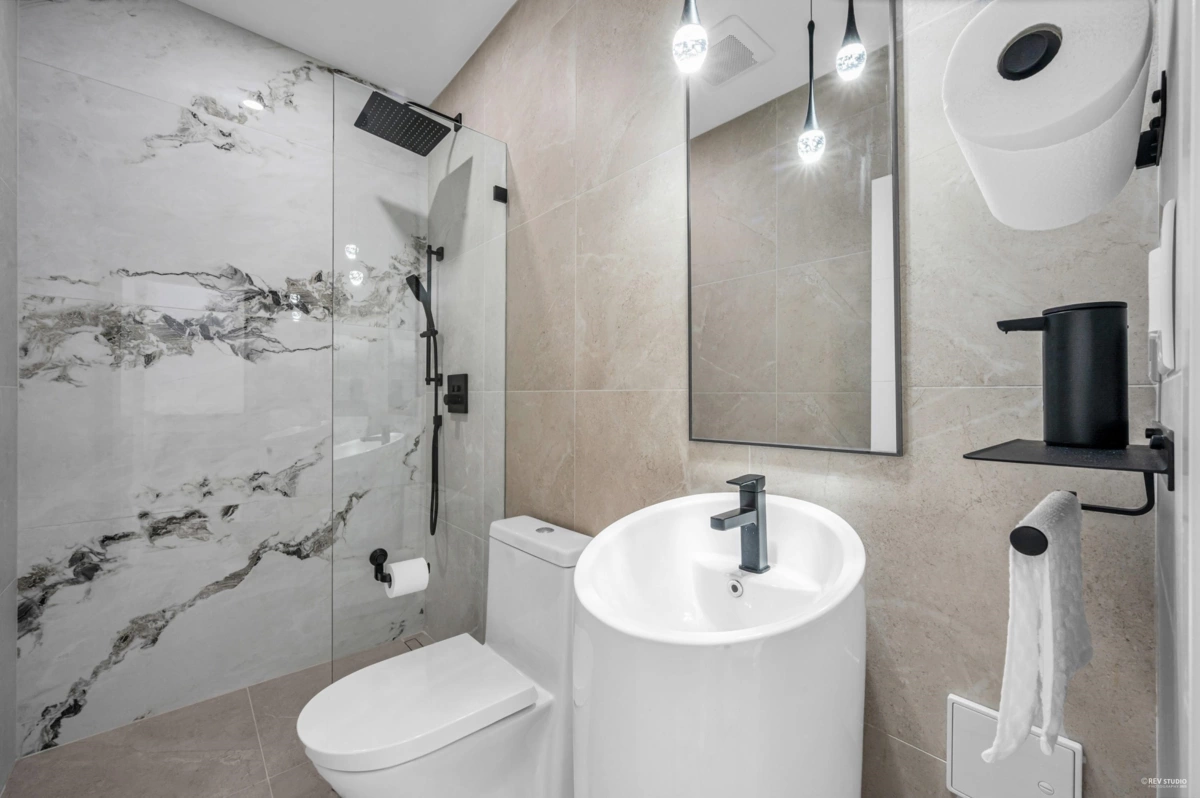 Powder Room Photo of 2175 Kings Avenue, West Vancouver, BC