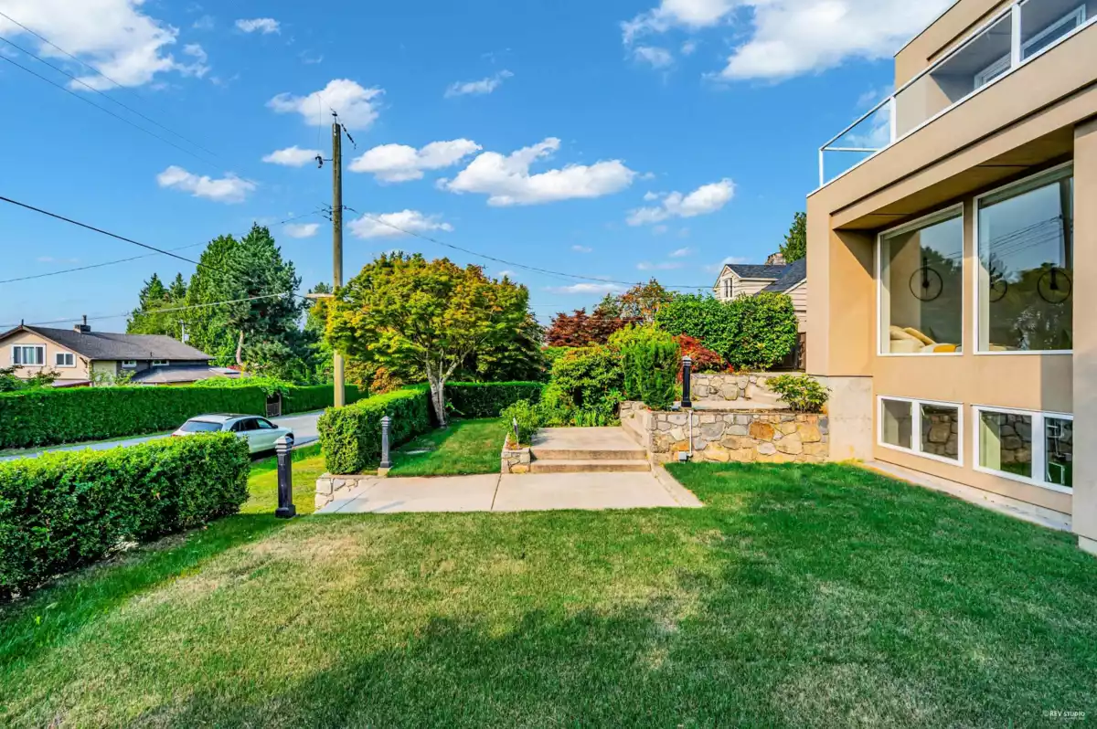 Swimming Pool Photo of 2175 Kings Avenue, West Vancouver, BC