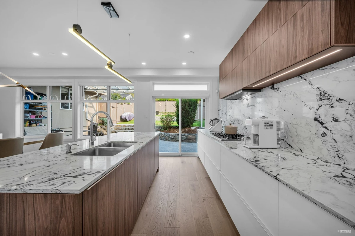 Walk-In Closet Photo of 2175 Kings Avenue, West Vancouver, BC