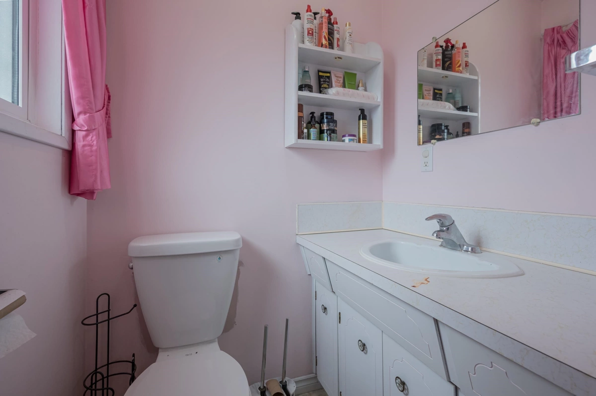 Guest Bathroom Photo of 32076 Dormick Avenue, Abbotsford, BC