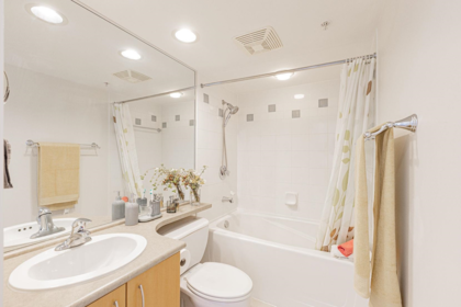Kitchen Photo of 1607 8460 Granville Avenue, Richmond, BC