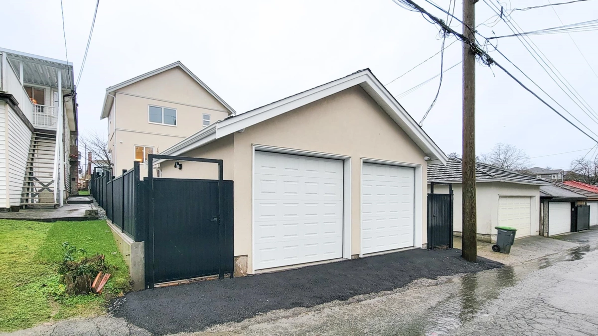 Entry Foyer Photo of 3433 E 23rd Avenue, Vancouver, BC