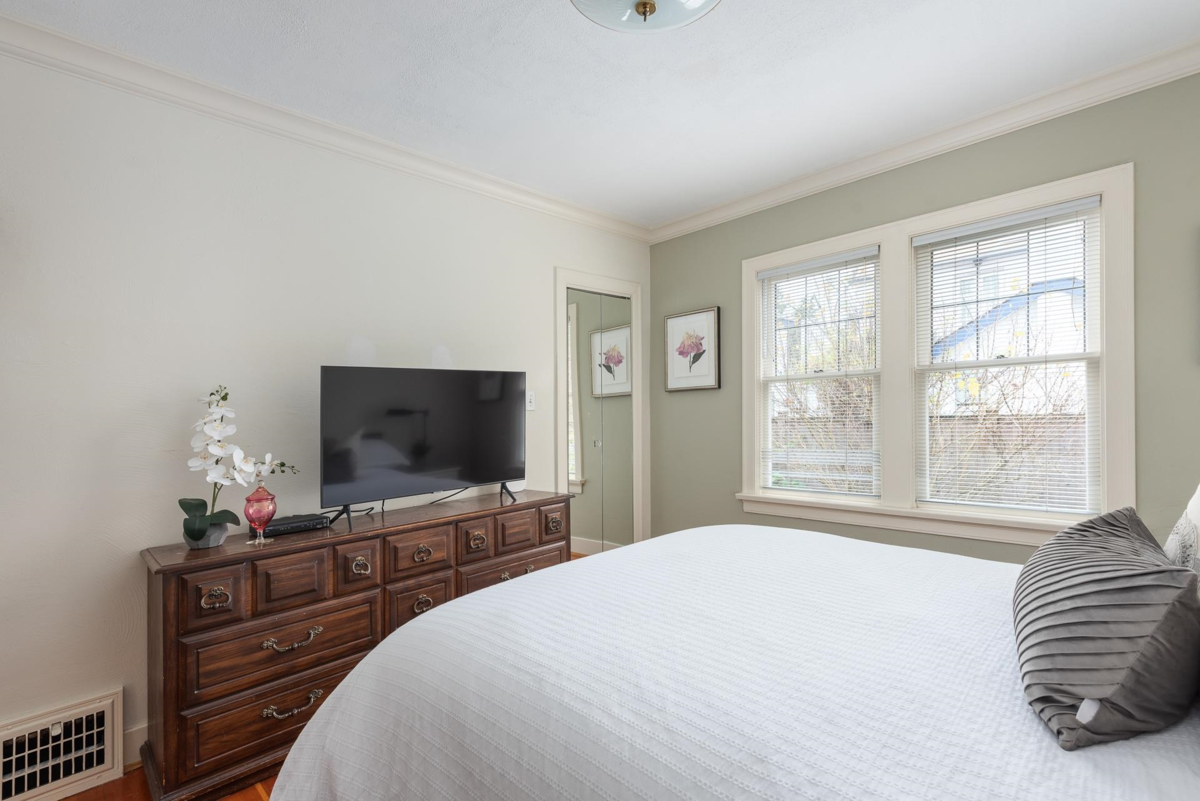 Guest Bathroom Photo of 438 Fourth Street, New Westminster, BC