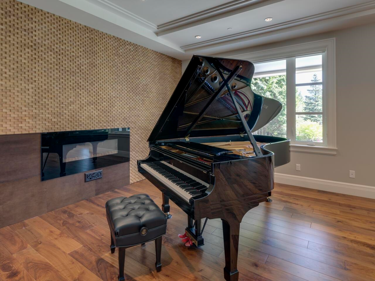 Dining Area Photo of 607 Glenmaroon Road, West Vancouver, BC