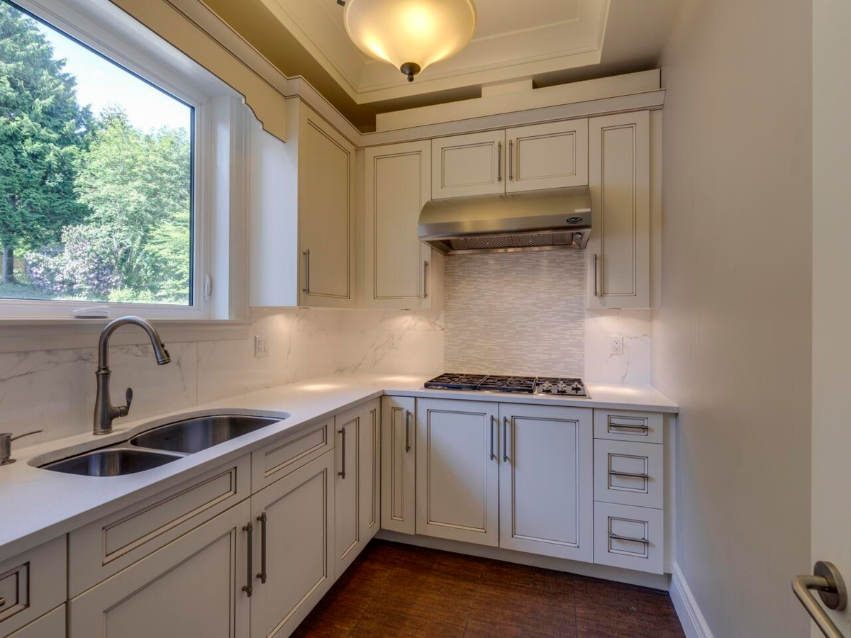 Guest Bathroom Photo of 607 Glenmaroon Road, West Vancouver, BC