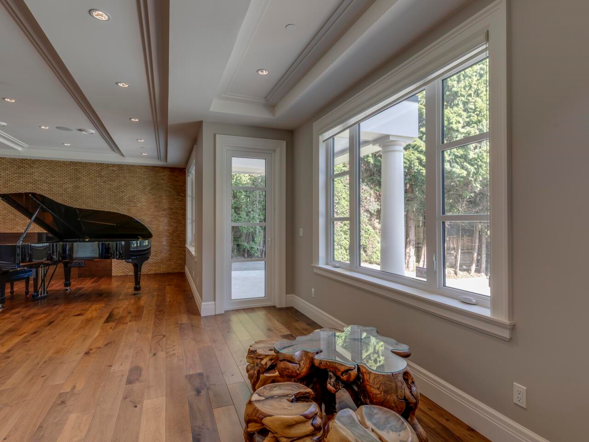 Kitchen Island Photo of 607 Glenmaroon Road, West Vancouver, BC