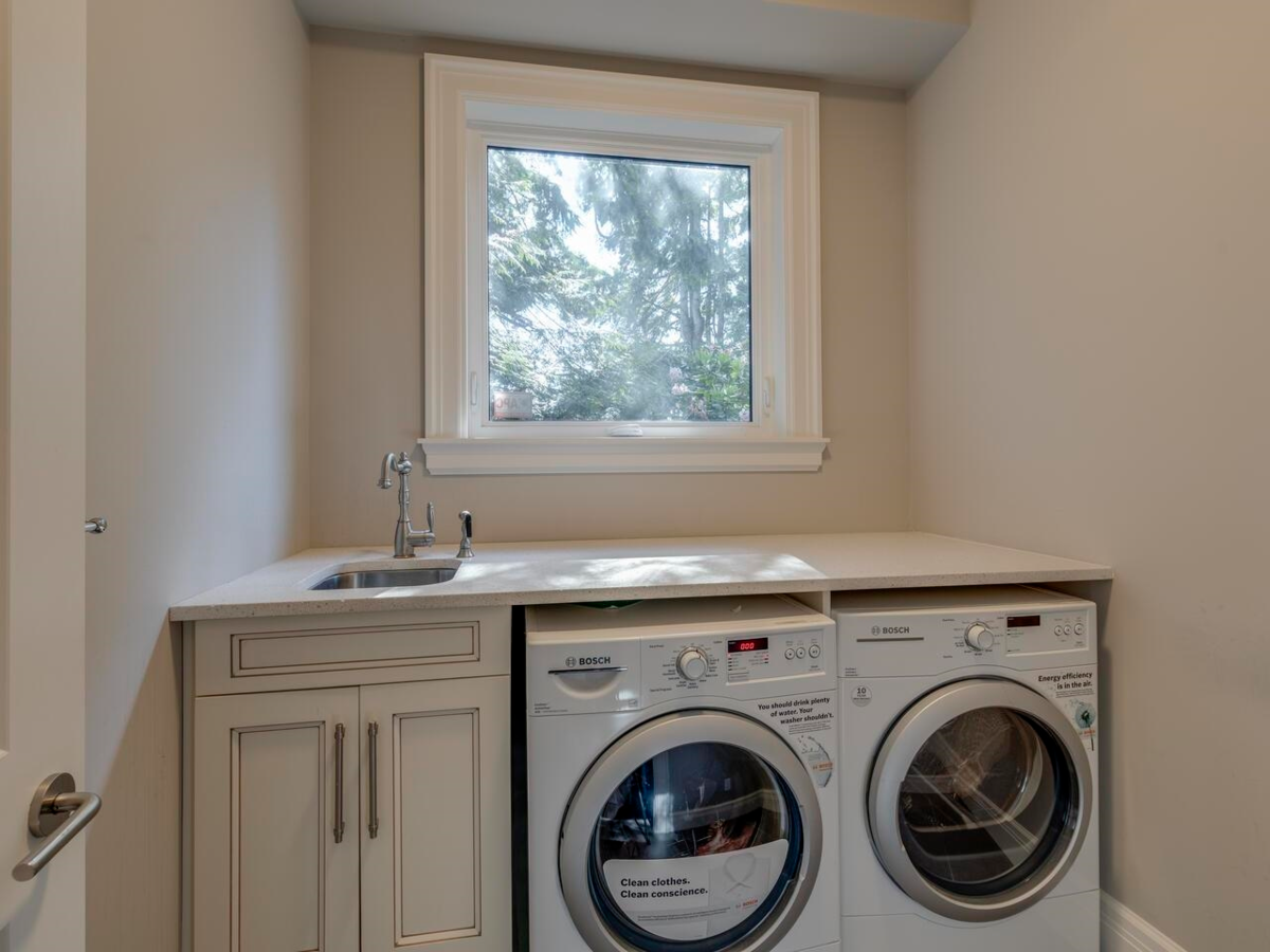 Powder Room Photo of 607 Glenmaroon Road, West Vancouver, BC