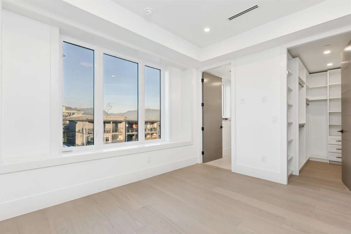 Entry Foyer Photo of 2 847 E 10 Avenue, Vancouver, BC