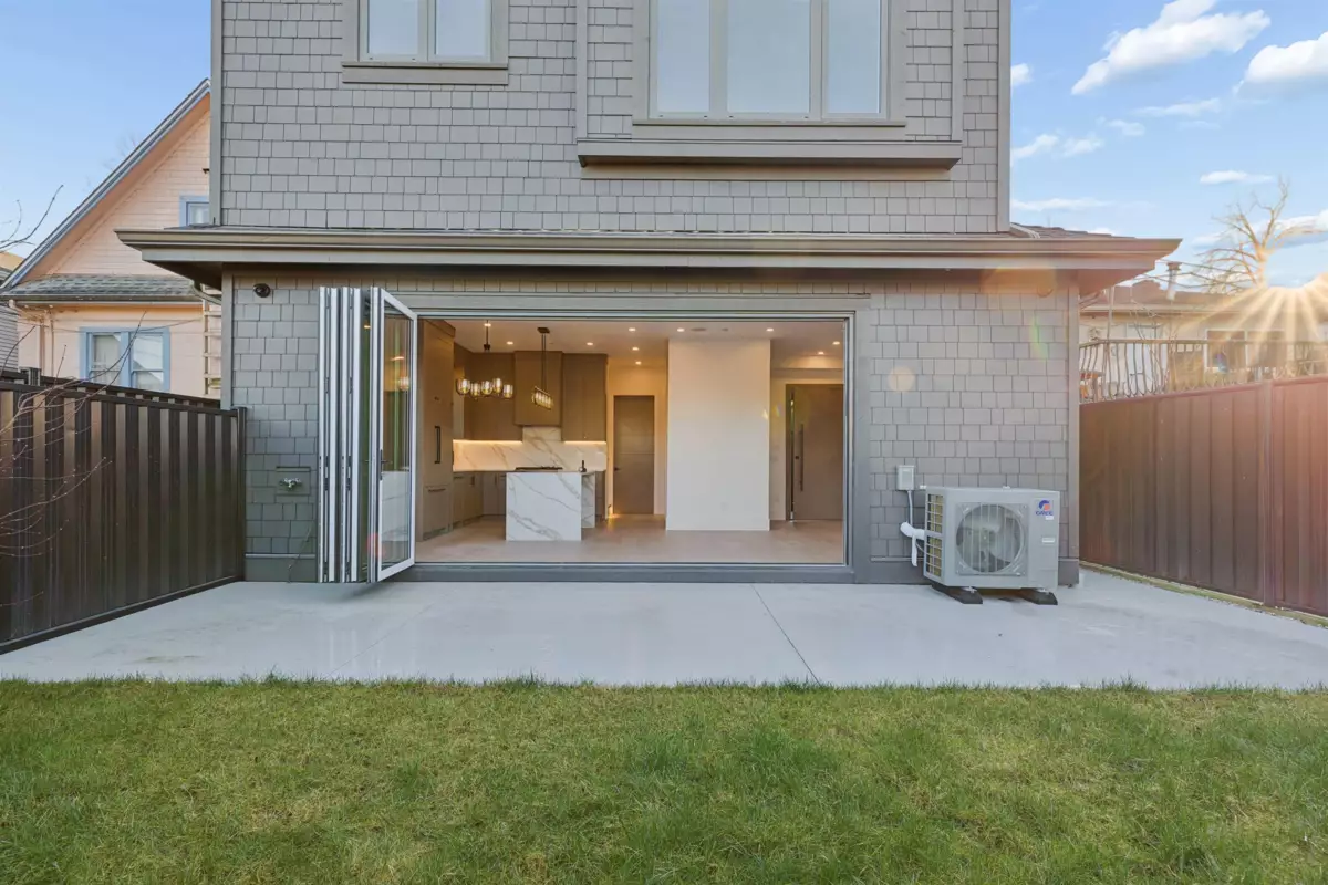 Family Room Photo of 2 847 E 10 Avenue, Vancouver, BC