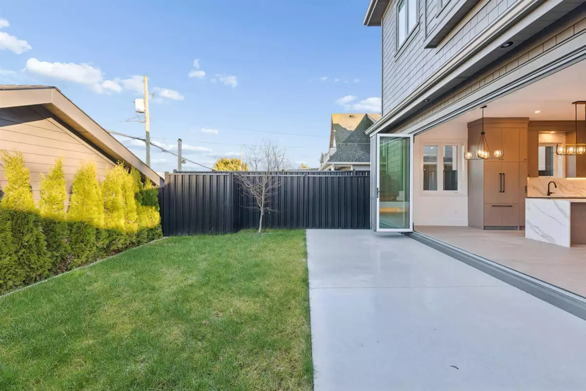 Living Room Photo of 2 847 E 10 Avenue, Vancouver, BC