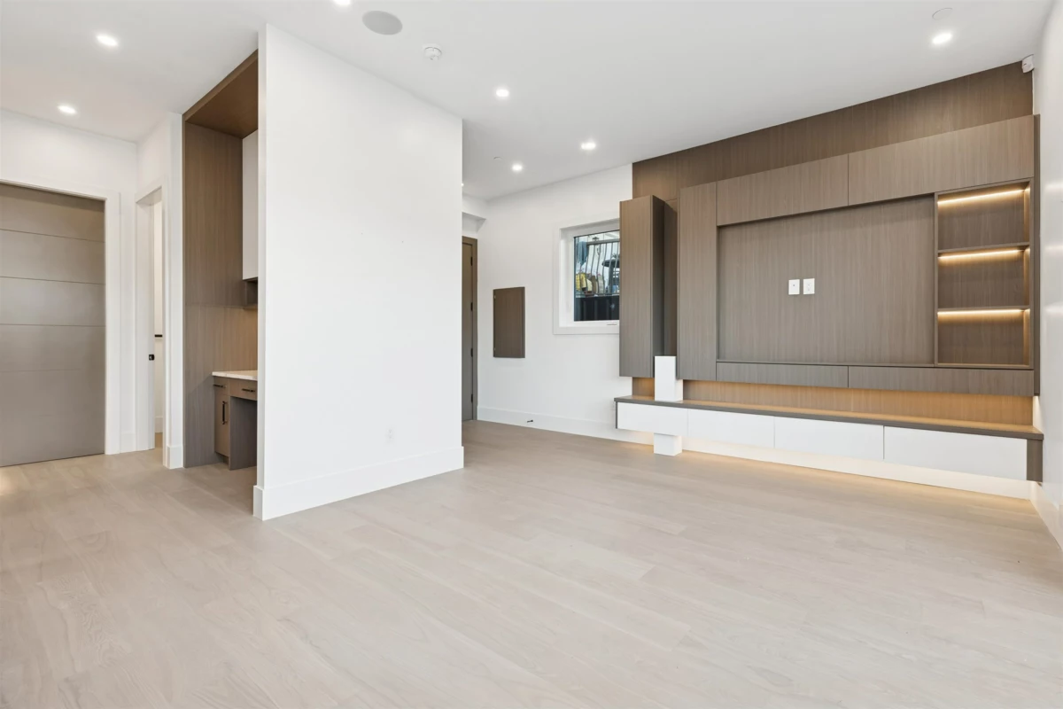 Walk-In Closet Photo of 2 847 E 10 Avenue, Vancouver, BC