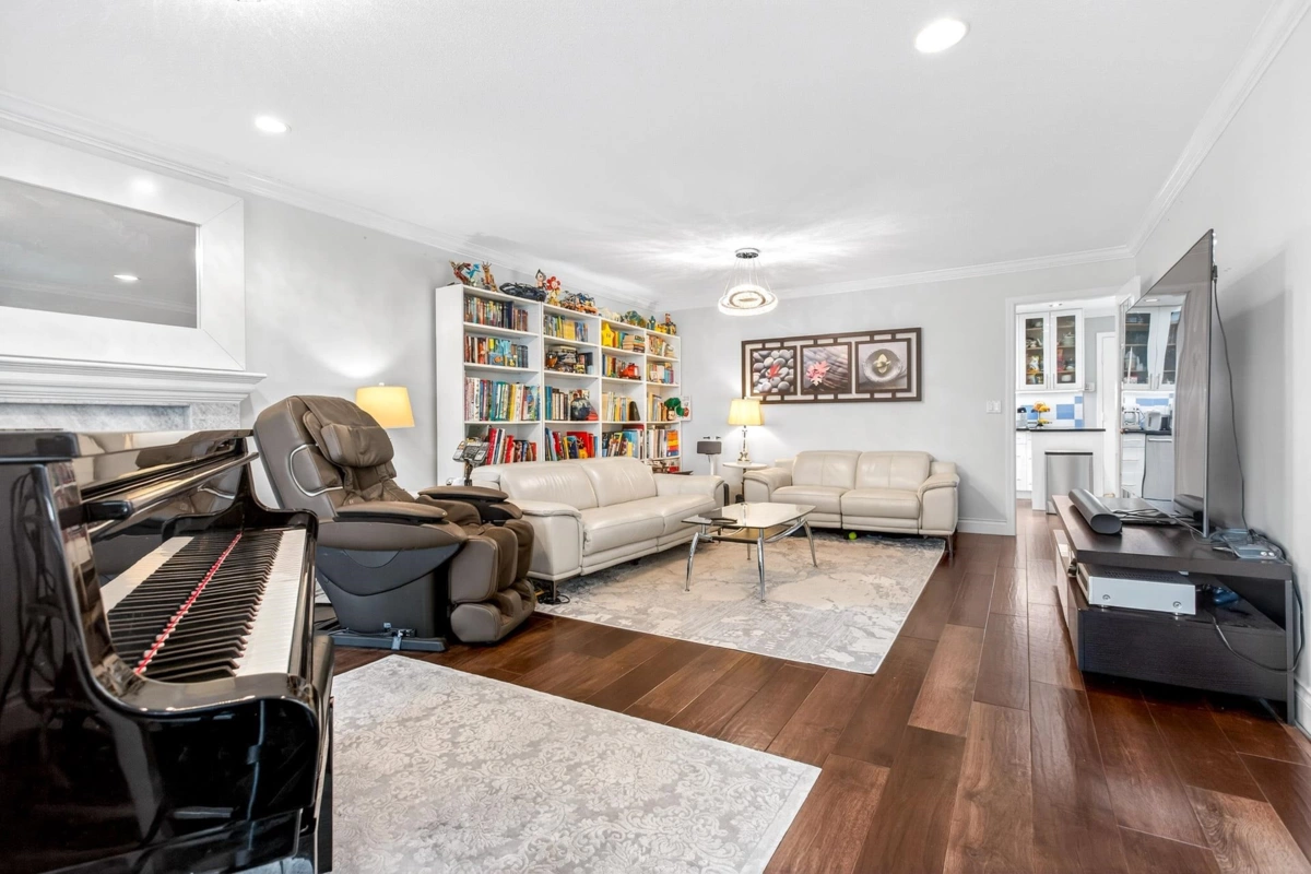 Kitchen Island Photo of 1563 W 59th Avenue, Vancouver, BC