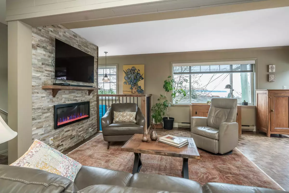 Breakfast Nook Photo of 905 Habgood Street, White Rock, BC