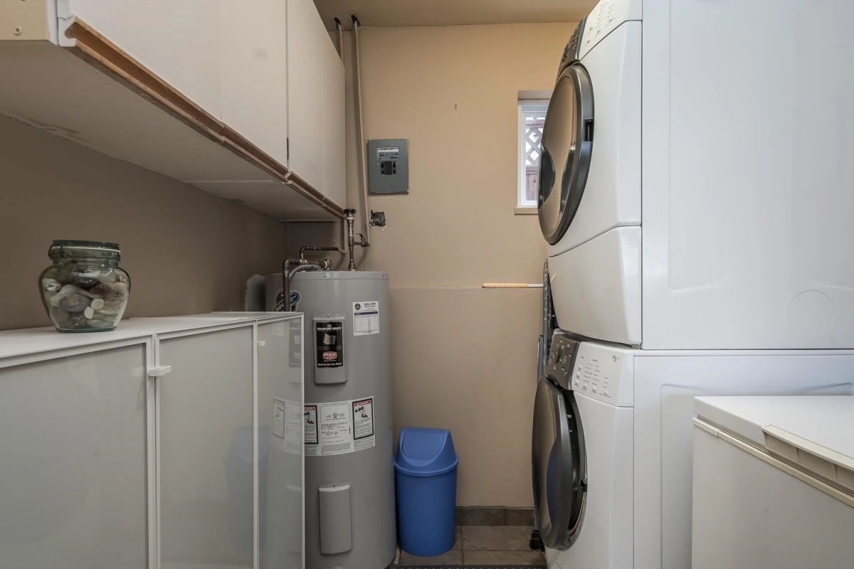 Hallway Photo of 905 Habgood Street, White Rock, BC