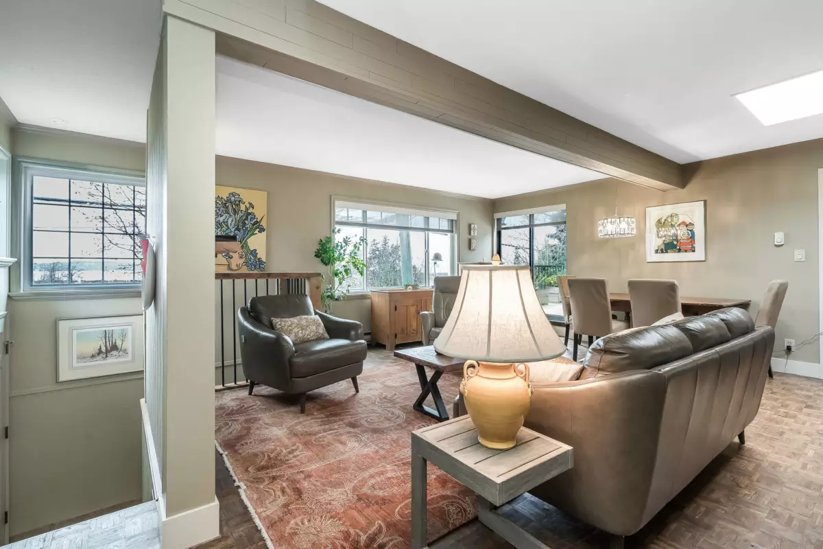 Kitchen Island Photo of 905 Habgood Street, White Rock, BC