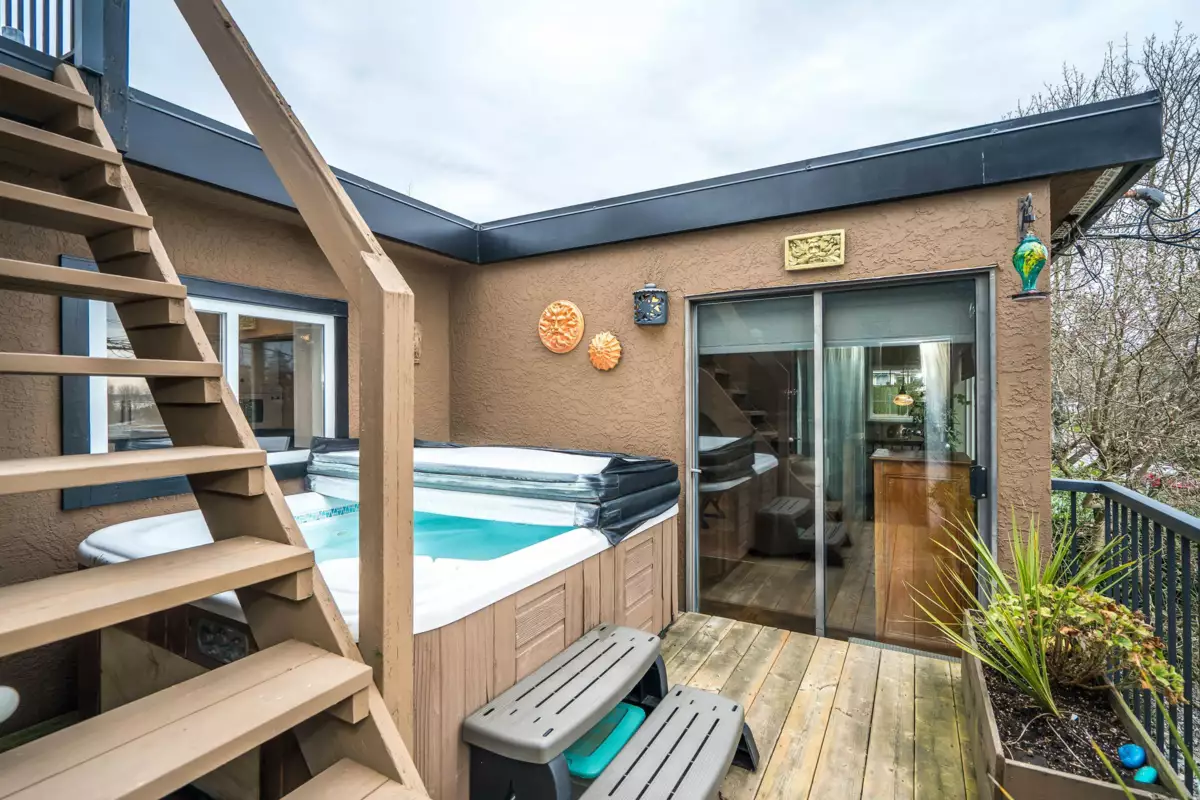 Outdoor Kitchen Photo of 905 Habgood Street, White Rock, BC