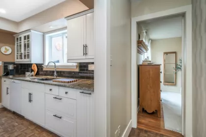 Powder Room Photo of 905 Habgood Street, White Rock, BC