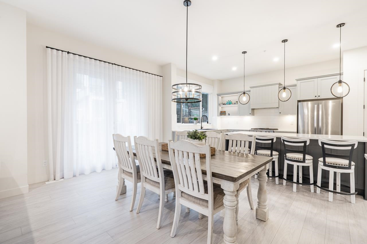 Kitchen Island Photo of 31567 Montgomery Place, Mission, BC