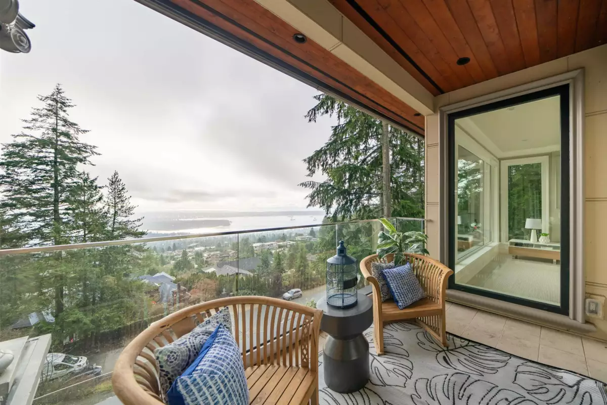 Walk-In Closet Photo of 1119 Millstream Road, West Vancouver, BC