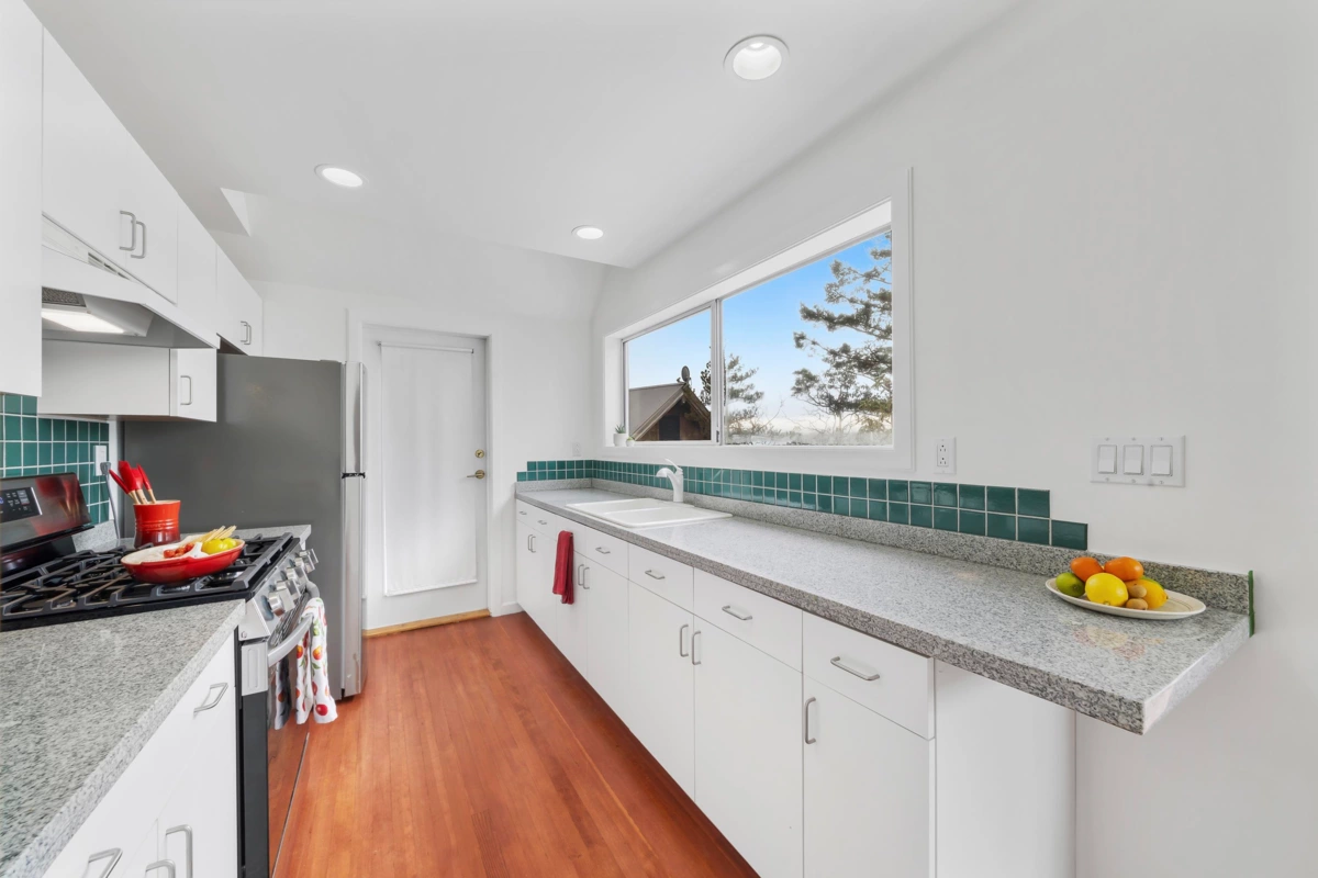 Guest Bathroom Photo of 28 Passage Island, Vancouver, BC