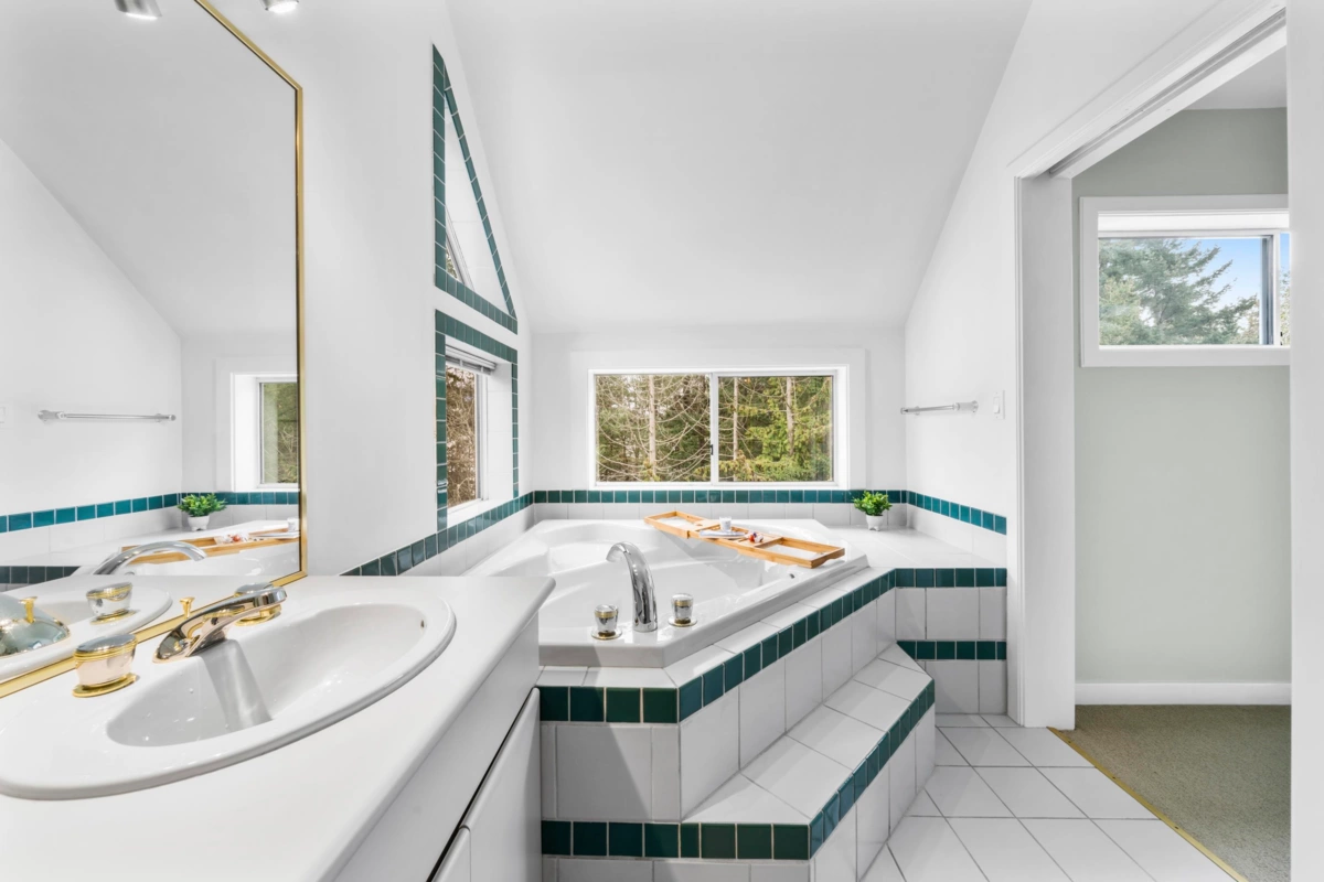 Hot Tub / Spa Photo of 28 Passage Island, Vancouver, BC