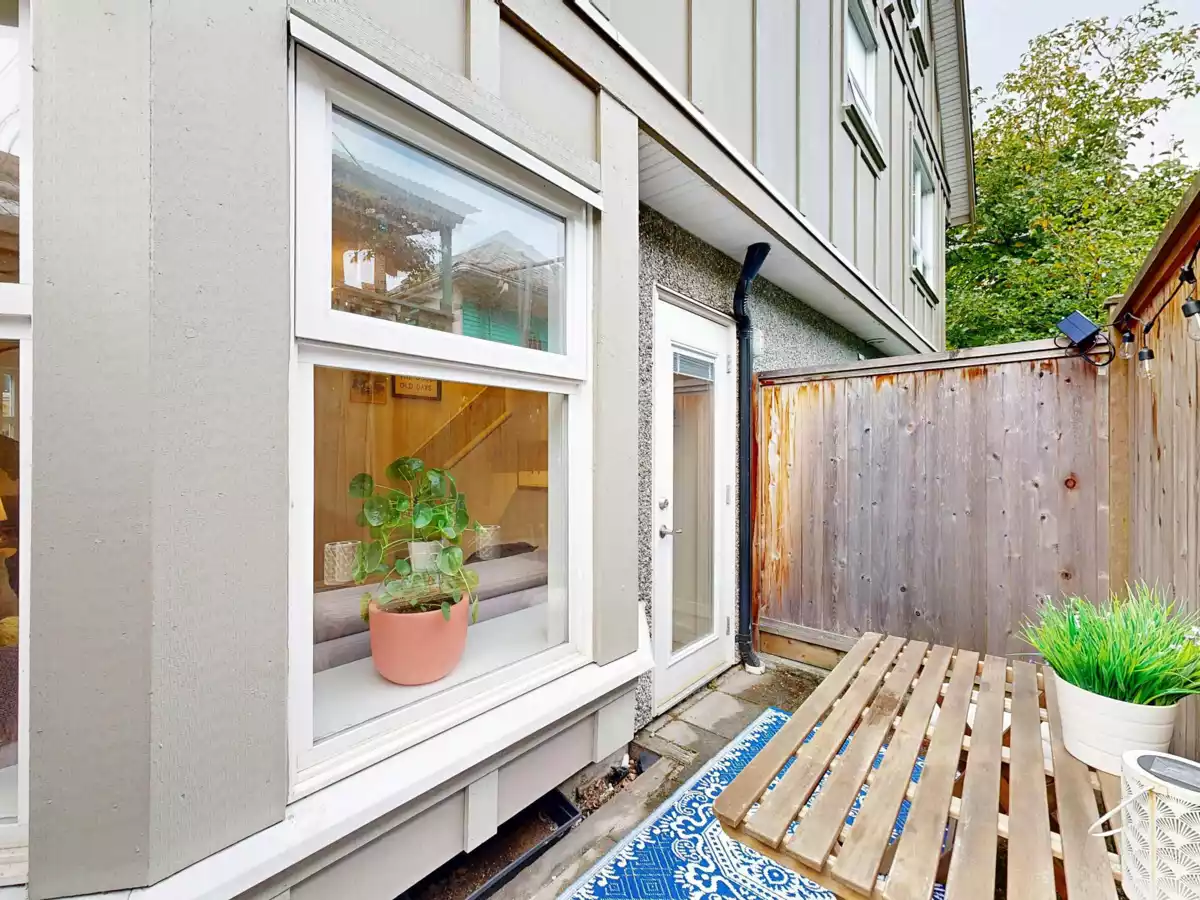 Entry Foyer Photo of 101 1672 E Pender Street, Vancouver, BC