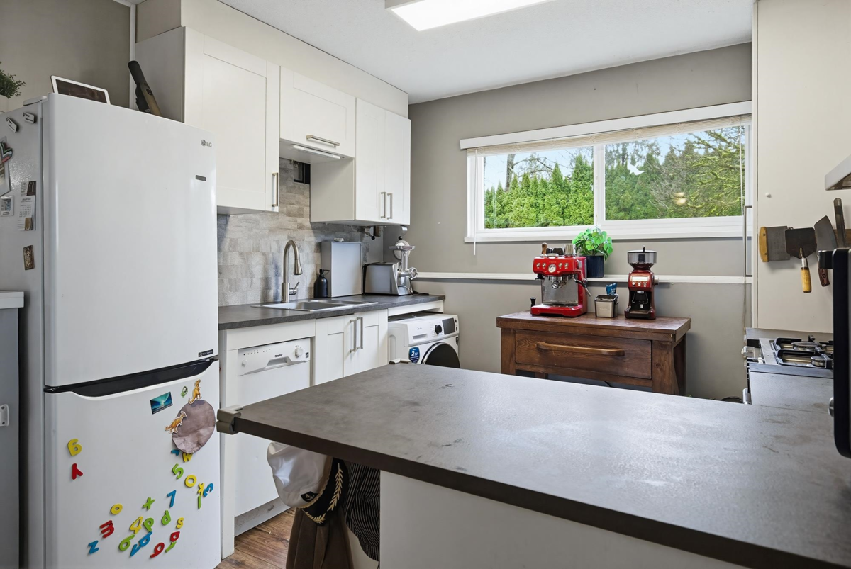 Entry Foyer Photo of 33394 Heather Avenue, Mission, BC