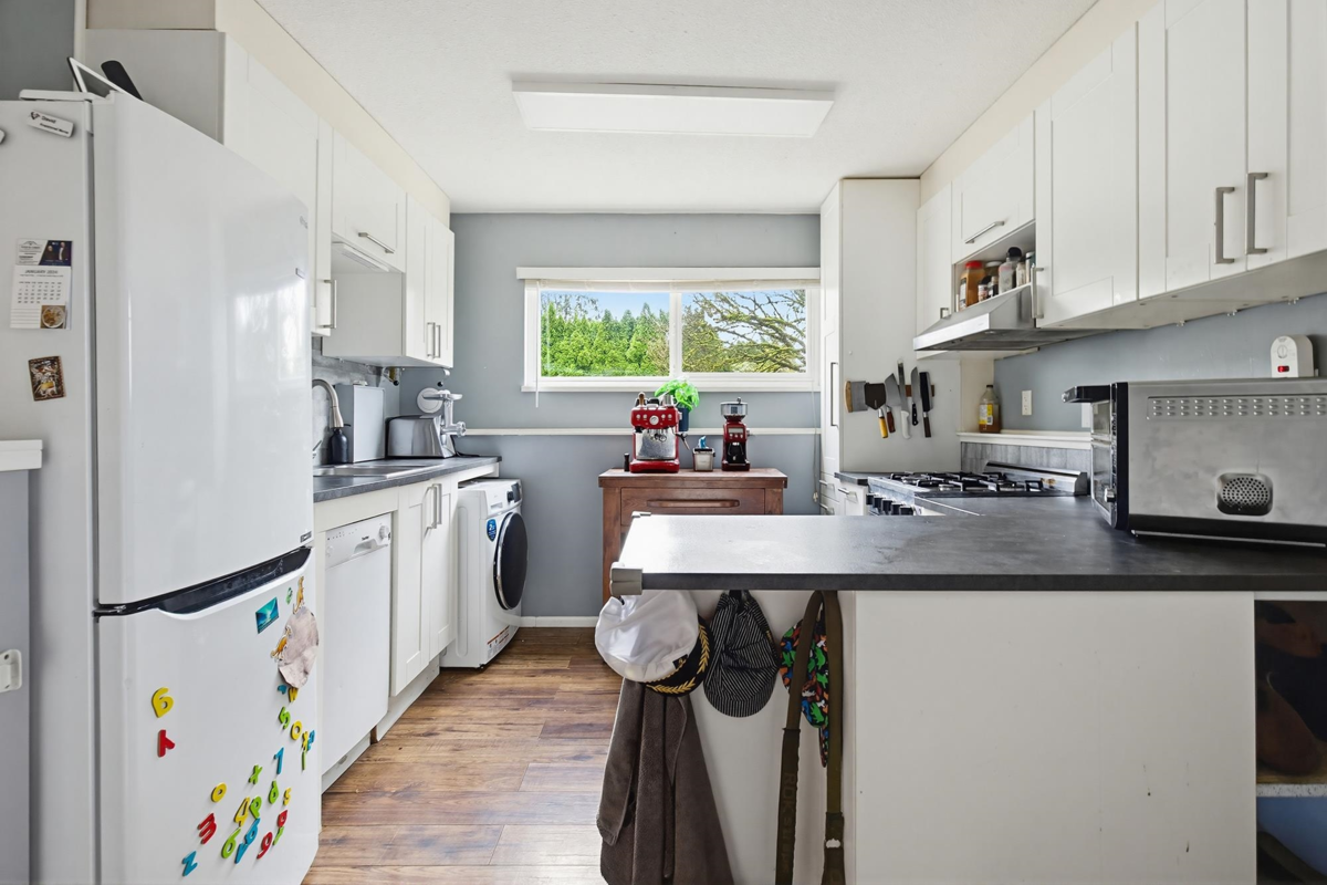 Garage Interior Photo of 33394 Heather Avenue, Mission, BC