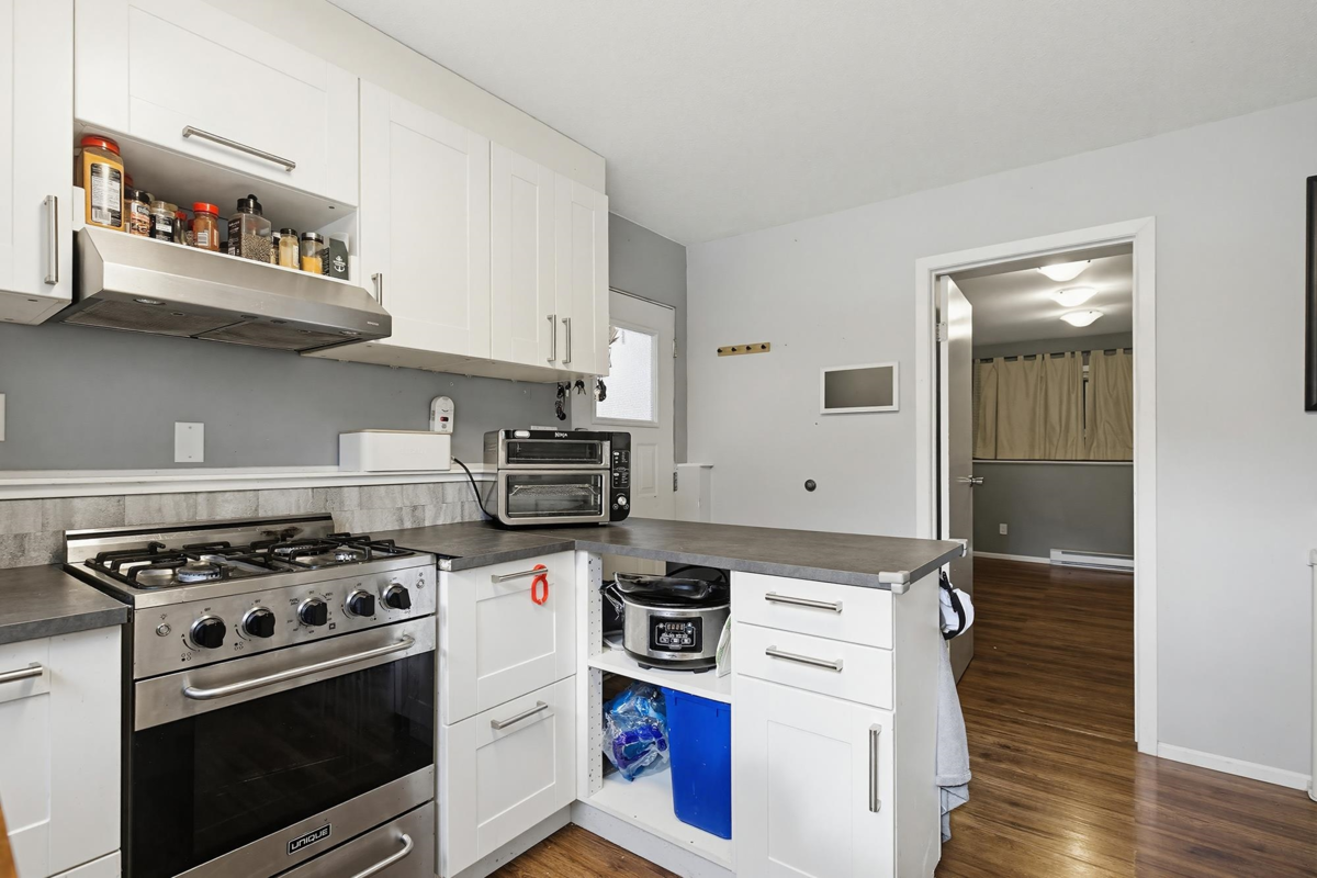 Hallway Photo of 33394 Heather Avenue, Mission, BC