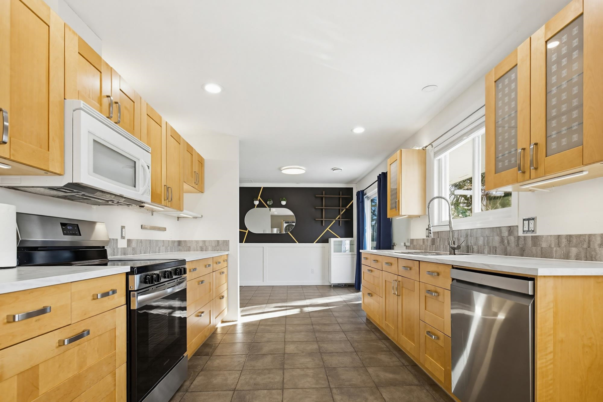Living Room Photo of 33394 Heather Avenue, Mission, BC