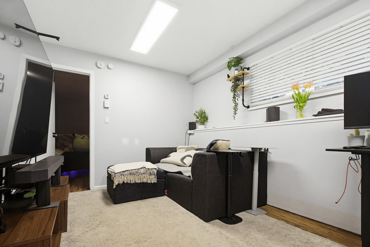 Walk-In Closet Photo of 33394 Heather Avenue, Mission, BC