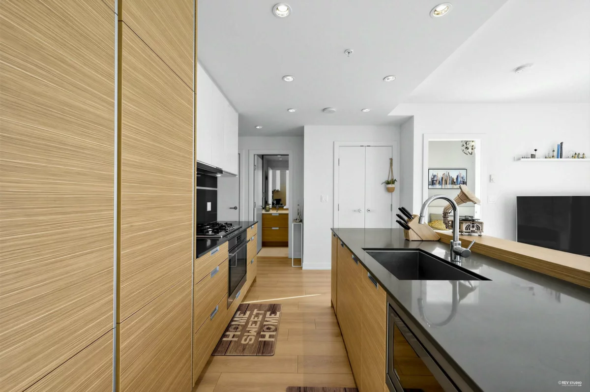Kitchen Island Photo of 1901 4688 Kingsway, Burnaby, BC
